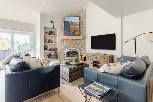 Living Room/Vaulted ceilings and Leather Sofas