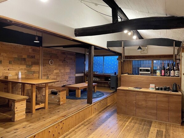 Please relax in a room filled with the warmth of wood.