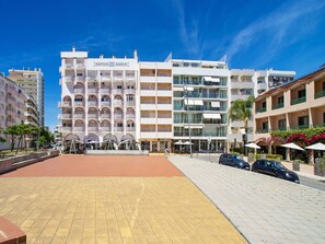 Bâtiment, Ciel, Plante, Maison, Design Urbain, Fenêtre, Condominium, Arbre, Loisir, Immobilier