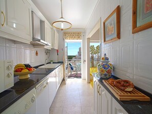 Cabinetry, Comptoir, Robinet, Cuisine, Design Intérieur, Sol, Sol, Appareil De Cuisine, Maison, Évier