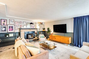 Living Room | Free WiFi | Smart TV | Fireplace (Decorative) | Central Heating