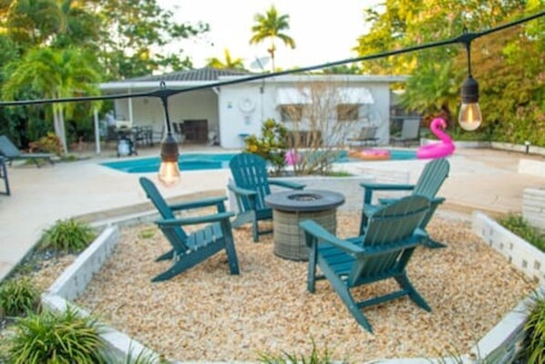 Enjoy the pool area and patio, complete with a children’s play set, firepit, BBQ grill, and sun beds. Perfect for relaxing, dining, and fun for the whole family!