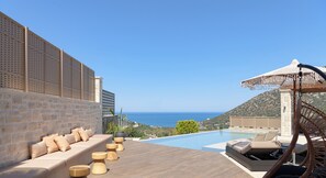 Elouera Villa II, features an iconic pool & sublime sea view settings. 