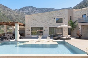 With an abundance of al fresco lounges.