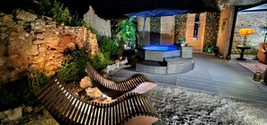 Outdoor spa tub