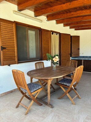 Outdoor dining