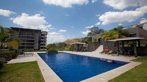 Make your vacation dreams come true at La Perla! Get your tan on by the pool and take refreshing dips to stay cool in the warm weather.