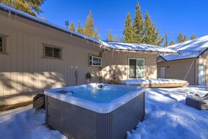 Hot tub in Winter