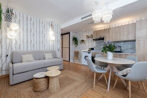 unctional kitchen and dining area in your ground-floor apartment at Mandara Beach, Juan-les-Pins – Ideal for students on internships or training programs on the French Riviera.