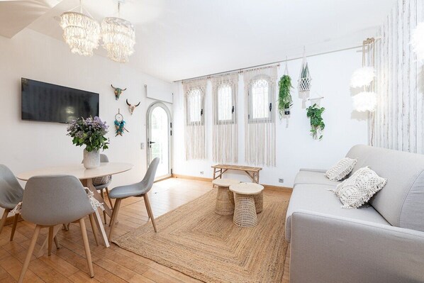 Spacious living room with dining and lounge area – Ideal for relaxing or remote working in Juan-les-Pins.