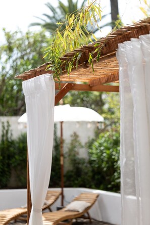 Private terrace of your accommodation, perfect for relaxing or working, telecommuting, student stay, or business trip with Wi-Fi.