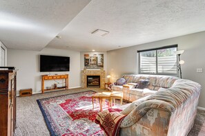 Living Room | Free WiFi | Smart TV | Gas Fireplace | Sleeper Sofa