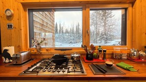 Fully equipped kitchen with dishwasher, range, stove and oven