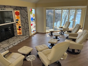 Living area main floor
Seating area Comfy
Five loungers to RELAX