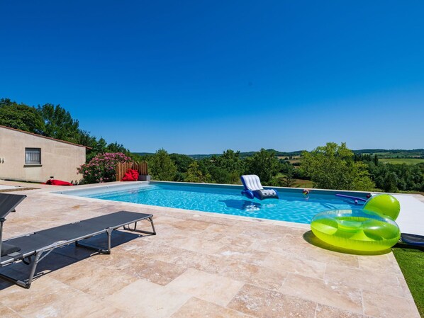 L'Eau, Ciel, Piscine, Bâtiment, Bleu Azur, Mobilier De Jardin, Arbre, Ombre, Maison, Loisir