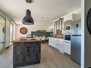 Cabinetry, Comptoir, Cuisine, Tiroir, Éclairage, Bois, Design Intérieur, Sol, Sol, Bâtiment