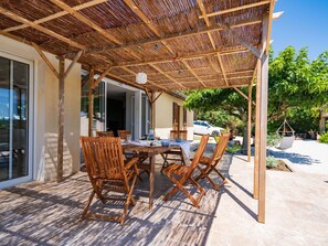 Propriété, Chaise, Bois, Ombre, Arbre, Table, Mobilier De Jardin, Bâtiment, Chalet, Plante