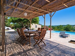 Himmel, Pflanze, Tabelle, Holz, Schatten, Gartenmöbel, Baum, Wasser, Interior Design, Hütte