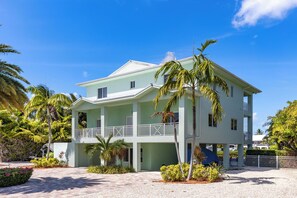 Make yourself at home at Coco Plum Paradise! 4/4 canal front home, private pool, ample dockage