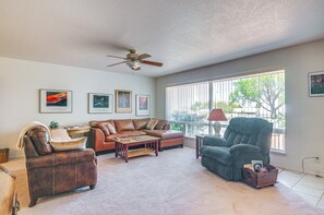 Living Room | Flat-Screen TV | Board Games & Books | Central Heating & A/C