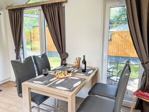 Meubles, Fenêtre, Table, Rideau, Bois, Chaise, Confort, Ombre, Bâtiment, Arbre
