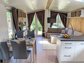 Meubles, Table, Canapé, Chaise, Cabinetry, Fenêtre, Rideau, Plante D'Appartement, Design Intérieur, Salon