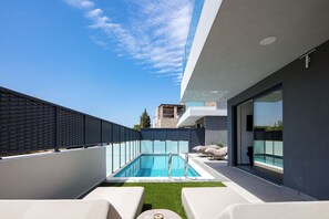The exterior of VillaSaints 2 covers 100 m2