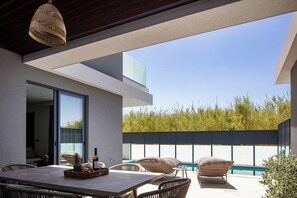 Οutdoor dining area for 6 guests under a shaded pergola