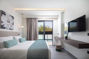 Queen-size bedroom located on the ground floor with direct access to the pool area