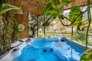 Bañera de hidromasaje al aire libre