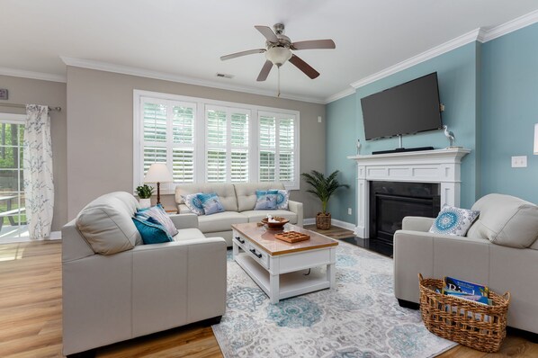[Living Room] Luxury couches, Roku HDTV with sound system, & gas fireplace!