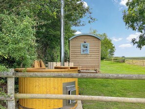 Hot tub | The Good Shepherd Hut, Froxfield, near Petersfield