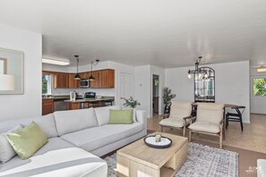 Living room w/seating