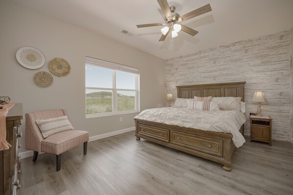 Master king bedroom with en suite bathroom
