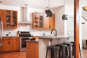 Chef's Kitchen w/ island