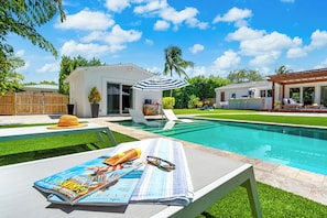 The building to the left is the Pool House with a king size futon, full bathroom, wet bar, dishwasher, desk and Keurig. Perfect for older kids, nanny, grandparents or a couple.
