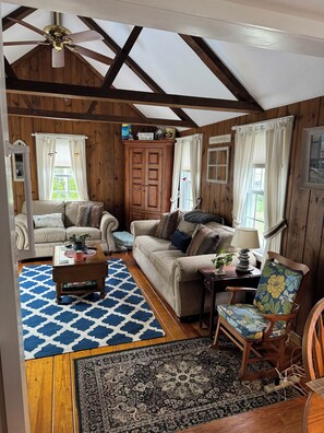 Bright and cozy family room 