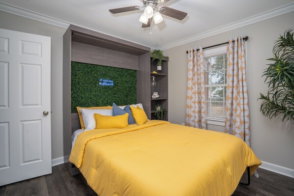 Beautiful Queen Sized Bed!
