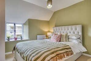 Old Post Office Cottage Master Bedroom - StayCotswold