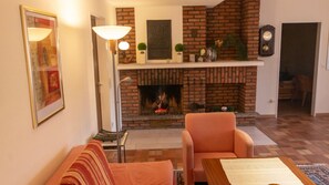 Ferienwohnung Moss, (Warendorf-Milte)-Wohnzimmer m. Schlafcouch,  freies WLAN, große TV,     Kamin vorübergehend nicht zu benutzen!