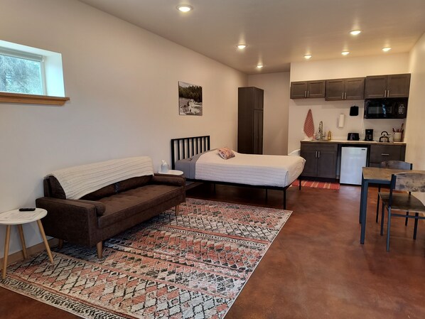 Emerald Suite - Equipped with One Queen Bed, Kitchenette, 32-inch Smart TV, and, Dining Area.
