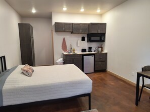 Emerald Suite - Equipped with One Queen Bed, Kitchenette, 32-inch Smart TV, and, Dining Area.
