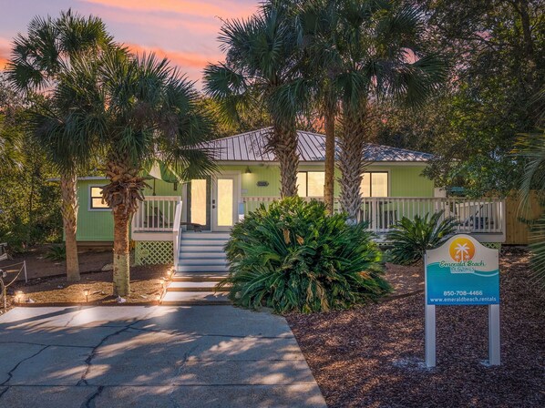 BAREFOOT PARADISE - Tropical Paradise outdoor with Hottub and Golf Cart