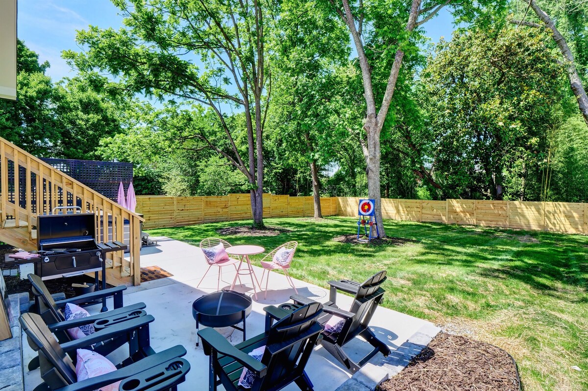 Luxe Cottage; Stroll to Main St, Hot Tub, Games, FirePit, CornHole, Fenced Yard