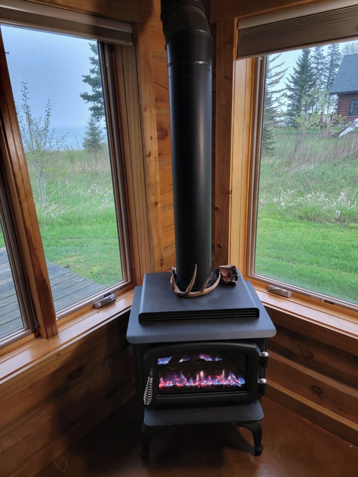 Authentic log cabin w/ fantastic views of Lake Superior w/ direct beach access!