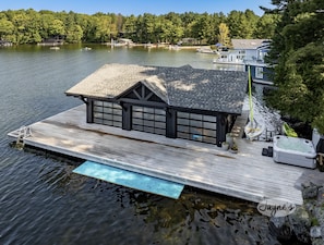 Boathouse Dock, Hot Tub
