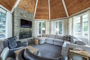 Living Room &amp; Fireplace