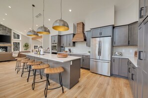 Deluxe kitchen w/ all cooking essentials provided!