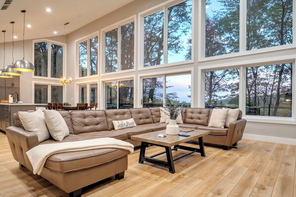 Floor-to-ceiling windows on 2nd flr, w/ stunning views of Big Boulder Ski Resort