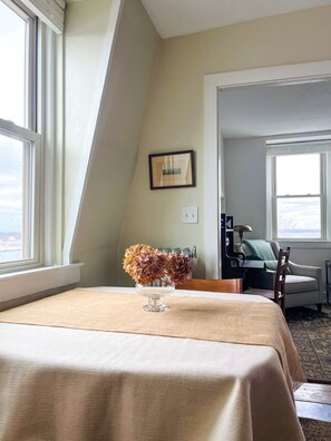 Eat-in kitchen (a sunny spot to plan your winery tours and waterfall visits)
